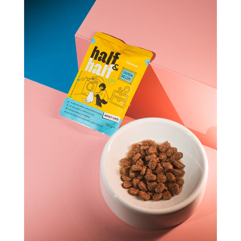 Корм влажный HalfHalf для взрослых кошек кусочки с лососем в желе в форме пауча 100г