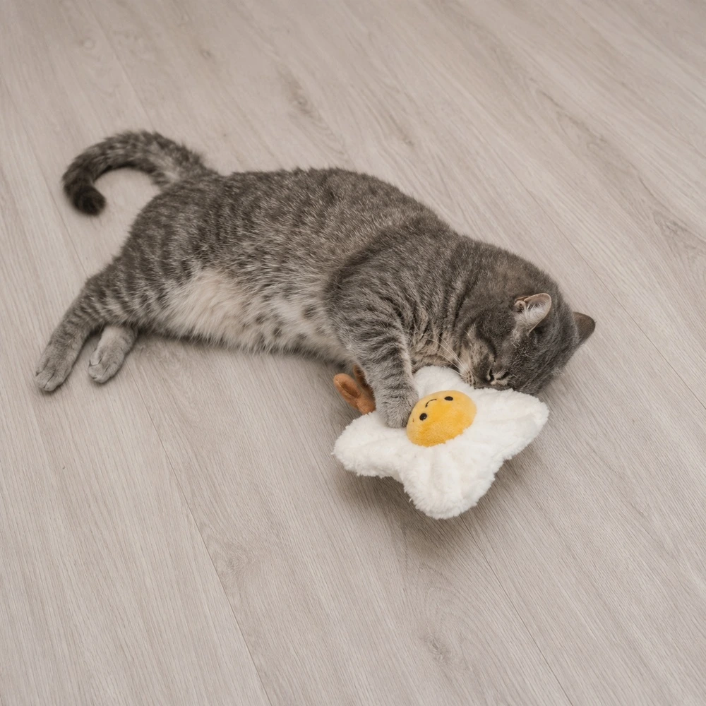 Іграшка Trixie для котів Яєчня XXL з шелестом плюш з котячою м'ятою кремовий/жовтий 18 см